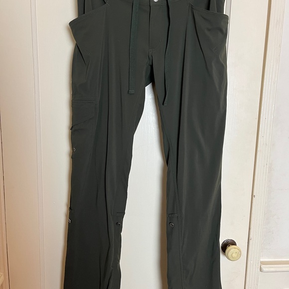 Kimchi Blue - Velvet Floral Short Sleeve Dress with Scoop Back - Picture 4 of 12